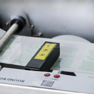 Etiquetadora Semiautomática para Botellas Redondas y Frascos Pequeños de 50dt con Codificador de Fecha - Product Image 5
