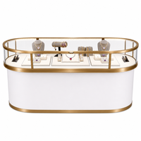 Vitrine de présentation de bijoux incurvée, minimaliste, dorée, couleur personnalisable, en métal et verre, pour magasin de luxe, centre commercial, vente en gros