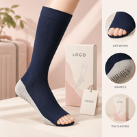 Chaussettes de compression à compression graduée pour mollets, noires, avec tableau de tailles, manchette plus large, bout plat, composition du tissu, instructions d'entretien et emballage