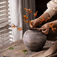 Vase rétro avec fleurs séchées Pot de poterie grossière hydroponique gitane Vase de comptoir simple ornement de bureau d'entrée de salon