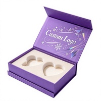 Boîte cadeau magnétique à rabat violet avec logo personnalisé, impression sur le couvercle intérieur et ruban blanc à motifs de flocons de neige pour l'emballage de bijoux