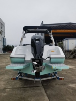 Yacht sportif en fibre de verre avec moteur hors-bord ou in-bord, bateau rapide, cadre de canopy en alliage d'aluminium pour ski nautique, pare-brise en acrylique