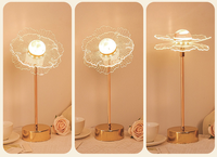 Lampe de table LED moderne et simple, motif floral, chaleureuse et romantique, papillon tricolore, intensité réglable, pour chambre à coucher, salon, décoration intérieure
