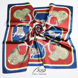 وشاح بوليستر مربع صغير فاخر كلاسيكي للنساء مطبوع عليه حصان أبيض أبيض مطابق باللون الأزرق والأحمر لجميع المواسم - Product Image 1