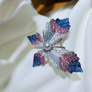 สินค้าขายดีประจำฤดูใบไม้ร่วง เข็มกลัดป่านแท้ แฟชั่นเครื่องประดับมุกอะโกย่าจากน้ำทะเล พร้อมใบอะคาเซีย ใบเมเปิล และผีเสื้อ ขายส่ง - Product Image 5