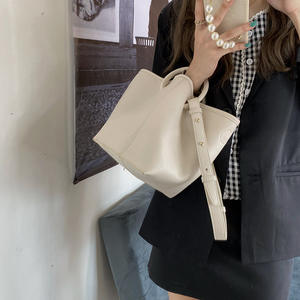 Bolso Tipo Cubo para Mujer, Color Gris Beige Sólido, Cierre Magnético, Dureza Media, Bolso Tote, de Hombro y Cruzado - Product Image 1