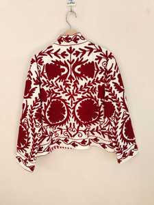 เสื้อแจ็คเก็ตบอมเบอร์กำมะหยี่ปักมือสีแดงแบบกลับด้านได้ เป็นมิตรกับสิ่งแวดล้อม ทรงสั้น สไตล์โบฮีเมียน ลายศิลปะพื้นบ้าน เหมาะสำหรับฤดูหนาว - Product Image 6