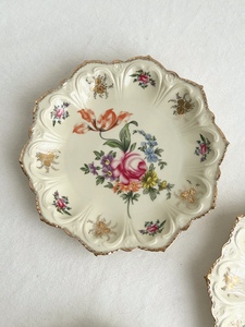 Assiette en céramique octogonale dorée de style rococo européen, motif floral beige, pour l'exportation ou l'exposition - Product Image 3