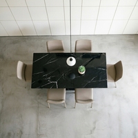 Table à manger géométrique moderne avant-gardiste à base lourde en marbre Nero Marquina pour salles à manger de villas de luxe et espaces artistiques de créateurs