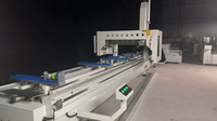 Centre d'usinage CNC à portique industriel OUWO, portée de travail de 6520 mm pour le perçage, le fraisage et le chanfreinage de profilés de murs-rideaux en aluminium