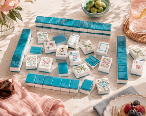 Set di Mahjong Americano Blu e Bianco con Tessere in Acrilico Premium, Ideale per Riunioni Familiari e Serate di Gioco in Viaggio - Product Image 3
