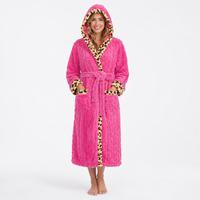 Peignoir en polaire corail pour femme avec capuche, manches longues, ceinture, poches, bordure imprimée léopard, broderie personnalisée pour la maison et le spa