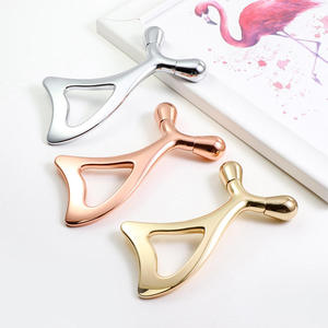 Neues Design U-förmiges hohles Guasha-Gesichts <span class=keywords><strong>massage</strong></span> werkzeug <span class=keywords><strong>Gold</strong></span>-Metall-3D-Gesichtsmassagegerät mit manueller Kabel führung - Product Image 5