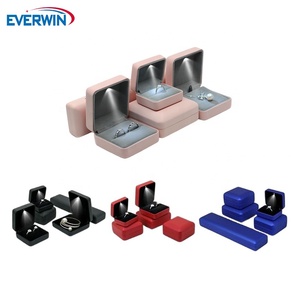 Estuche de joyería Everwin con luz, color sólido, forma rectangular, cierre con tapas para almacenamiento de joyas, anillos, colgantes, brazaletes. - Product Image 1