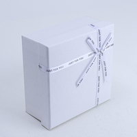 Emballage cadeau minimaliste blanc sur mesure, boîte rigide avec couvercle et base, avec un ruban en satin imprimé et un nœud