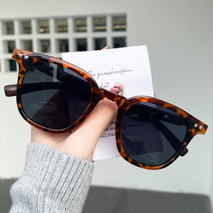 Gafas de Sol de Moda para Mujer Xiaohongshu Douyin, Estilo Coreano, TR90, Retro, con Patillas de Imitación Madera, Montura Pequeña, Lentes UV400, PC - Product Image 5