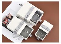Boîte à bijoux de luxe avec logo personnalisable haut de gamme, tiroir, matériau papier exquis, rangement pour bagues, boucles d'oreilles, colliers - un cadeau de luxe