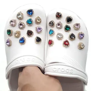 Fabrika özelleştirilmiş Metal ayakkabı Pins süslemeleri toptan marka Bling lüks Metal tasarımcı takunya Charms silikon charms