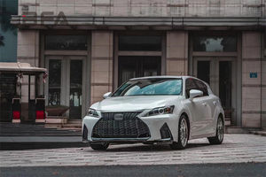 最新の<span class=keywords><strong>ISF</strong></span>スタイルのフロントバンパーグリルベントボディキットでアップグレードされた2011-2020レクサスCT200CTスポーツエディション - Product Image 5