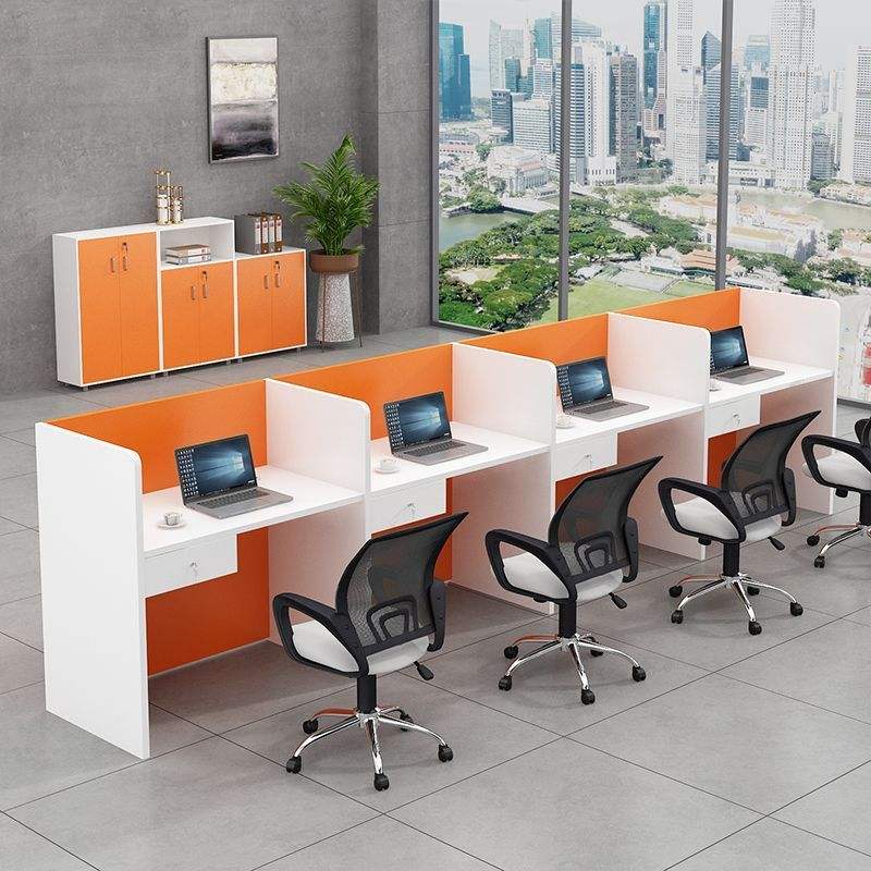 Cuatro personas seguidas