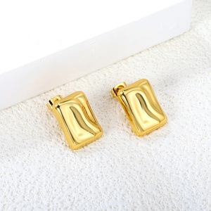 Pendientes de acero inoxidable gruesos y pulidos de estilo INS, chapados en oro de 18 quilates, con diseño cuadrado irregular y robusto, para mujer. - Product Image 4