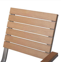 Chaise de bistrot d'extérieur empilable effet bois, résistante aux UV et à l'eau, avec structure métallique antirouille pour restaurant et terrasse