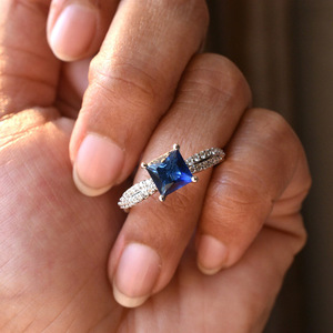 Anello da donna alla moda in stile europeo con taglio a principessa e design a onde incrociate blu reale - Product Image 2
