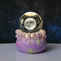 Lampe d'ambiance moderne à brancher, globe de verre ciel étoilé gravé en 3D, boule de cristal lumineuse avec base rotative d'astronaute
