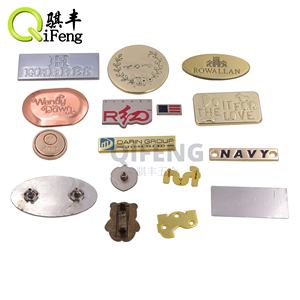 Accesorios de bolsa con logotipo de metal personalizado que hacen etiquetas de logotipo de placa de nombre en relieve de metal para bolsos - Product Image 4