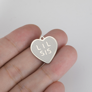 Pendentif Cœur en Acier Inoxydable Plaqué Or Gravé « Petite Sœur » – Cadeau Idéal pour Filles, Breloques pour Colliers et Bracelets - Product Image 2