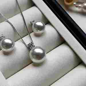 Orecchini Pendenti Stile <span class=keywords><strong>Regina</strong></span> con Zirconi Incastonati, Placcati Argento, Perle da 12mm, Set di <span class=keywords><strong>Gioielli</strong></span> con Collana e Orecchini per Matrimoni e Feste - Product Image 3