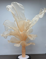 Installation artistique géante en soie, faite à la main, haut de gamme et sur mesure, pour la décoration de scène de mariage et la vitrine.