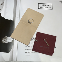 Collection d'emballages de bijoux blancs et bordeaux A1 avec boîte cadeau carrée, insert foncé et pochette à rabat pour cadeaux de boutique