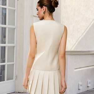 Ensemble deux pièces élégant et chic pour femme : haut sans manches à imprimé quadrillé avec col, et jupe plissée taille haute boutonnée, longueur genou - Product Image 2