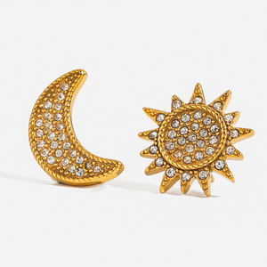 Boucles d'oreilles Sun Moon en or avec cristaux transparents, design géométrique pour bijoux de mode - Product Image 1