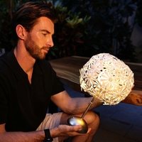 Lampe de table LED minimaliste à base métallique en forme de boule de fleurs, rechargeable USB-C, autonomie 6-8h, veilleuse réglable pour chevet