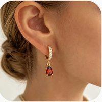 Pendientes de moda 2026: Aros de moda chapados en oro de 18K con dije de rubí y circonitas cúbicas colgantes para niñas al por mayor