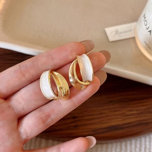 Boucles d'oreilles clous géométriques plaquées or en alliage de zinc, émail blanc émaillé, style français, bijoux de fête pour femmes - Product Image 5