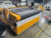 Plotter de Corte Digital de Cama Plana para Papel Corrugado, Cartón KT, Vinilo Adhesivo y Cajas de Embalaje