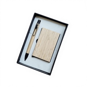 Ensemble cadeau en bois et cuir personnalisé avec logo d'entreprise - Porte-cartes luxueux fait main, stylo, impression sérigraphique, cadeau promotionnel pour usage professionnel - Product Image 1