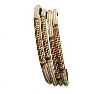 Ensemble de quatre bracelets ouvrables de qualité supérieure, finition dorée chic, pour femmes, collection pour mariage - Product Image 2