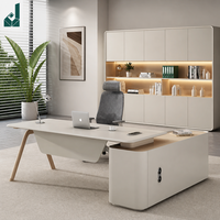 Bureau d'angle en L style crème avec finition laquée et meuble de rangement latéral pour bureau, réunion, réception, espace de travail