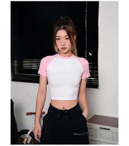 เสื้อยืดผู้หญิงทรงเข้ารูป ระบายอากาศดี ลายกราฟิก สไตล์สปอร์ต พิมพ์ลาย Y2K ผ้าถัก แขนสั้น - Product Image 1