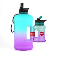 Bouteille d'eau en plastique de style sportif de 64 oz sans BPA avec bouchon à paille rabattable pour boire directement, motivant, disponible gratuitement
