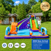 Aire de jeux intérieure avec toboggan extra large, piscine à balles, panier de basket et structure gonflable, disponible en marque privée, bleu-vert