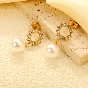 Boucles d'oreilles pendantes créoles en acier inoxydable, étanches, plaquées or 18 carats, délicates, hypoallergéniques, avec zircon et perles pour femmes - Product Image 3