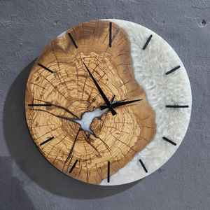 Horloge murale en résine et bois faite à la main, moderne, durable, fonctionnelle, élégante et stylée, parfaite pour le salon, la chambre à coucher - Product Image 1