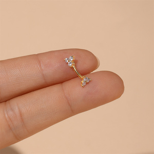 Boucle d'oreille piercing barbell classique en or 18 carats et argent sterling S925, avec trèfle à trois zircons et double extrémité incurvée à filetage interne - Product Image 4