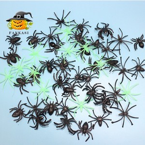 Araignées en plastique phosphorescentes Fankasi pour décorations d'Halloween, accessoires pour maison hantée, escape room et fêtes. - Product Image 1