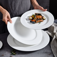 Aanpasbare 5-12 inch witte keramische platte borden, puur wit porselein, milieuvriendelijk, modern logo, geschikt voor restaurants en diners.